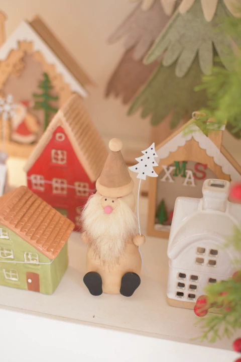 FIGURA SANTA DE MADERA CON DECO DE ARBOLITO