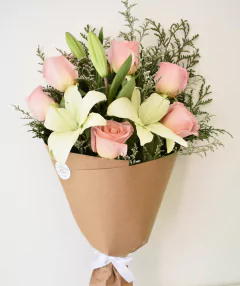 BOUQUET DE LILIUM Y 6 ROSAS - comprar online