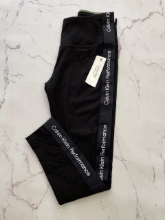 calza calvin klein en internet