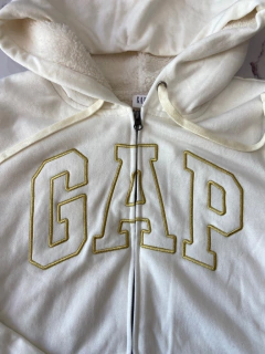 campera gap con cordero en internet