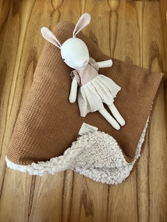 Mantita recibidora Nido de abeja y Corderito + Muñeco coneja/o Oso/a Apego - comprar online