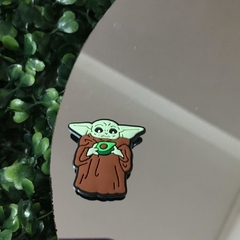 APLIQUE PARA CROKS (1 UNIDAD) (MEDIDA: 2,5 X 2,8 cm) BABY YODA PALTA ZA221