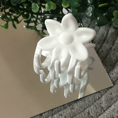 BROCHE FLOR BLANCA PLASTICO (4 CM) COL5290