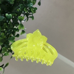 BROCHE FLOR PLASTICO AMARILLO COL5719