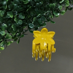 MINI BROCHE PLASTICO FLOR MOSTAZA (3CM) COL6122