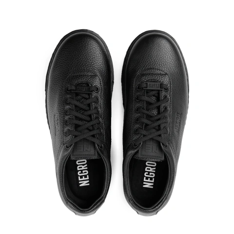 zapatilla cuero negro