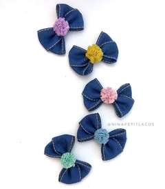 Laço jeans pompom celina m (faixinha ou bico de pato)