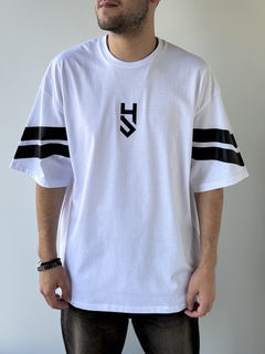 REMERA LEEDS OVER WHITE - comprar online