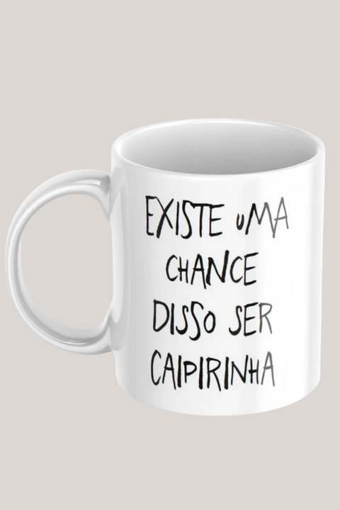 Caneca branca personalizada com a frase "Existe uma chance disso ser caipirinha" escrita em letras pretas
