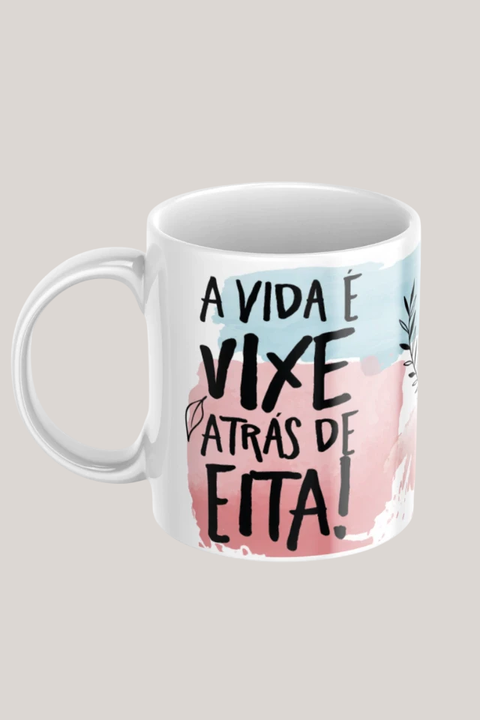 Caneca personalizada com a frase "A vida é Vixe atrás de Eita!" em fundo com cores suaves.