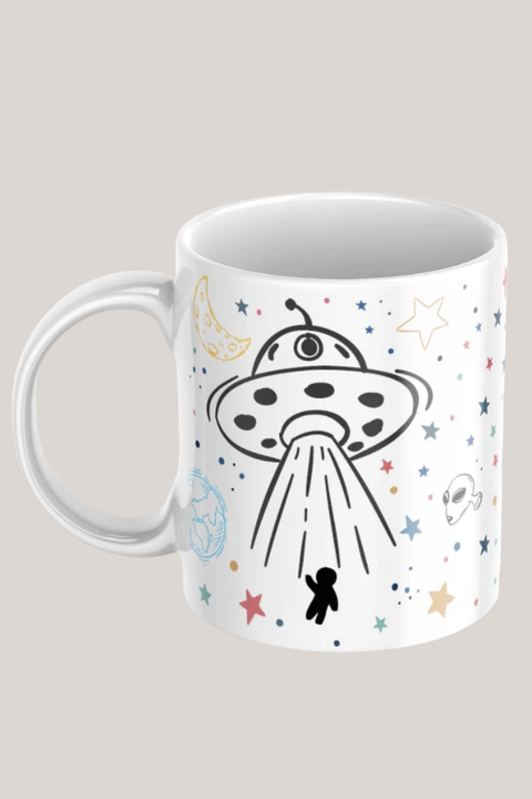 Caneca personalizada com estampa de disco voador, estrelas e elementos espaciais.