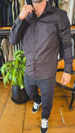 Camisa Tavi negra en internet