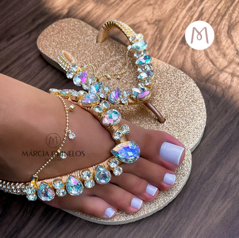 Sandália com aplicação e pedrarias
