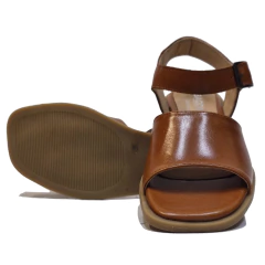 Imagen de Sandalia de cuero vacuno con con tira ancha y base baja de goma - Art. Noha