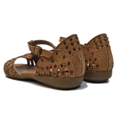 Sandalia de cuero vacuno con tachas, talonera, guillermina y base de goma - Lisa (art 3748) - tienda online