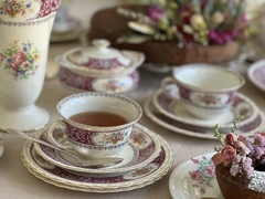 Trió de té de loza inglesa Myott, mínimo chip en el borde.