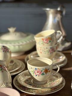 Dúo de té de loza inglesa Newport Pottery patrón Rosemary pintado a mano por Clarice Cliff. Circa 1935 - comprar online