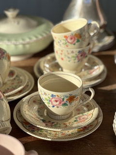 Dúo de té de loza inglesa Newport Pottery patrón Rosemary pintado a mano por Clarice Cliff. Circa 1935