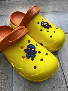 Zueco amarillo (los pin se venden por separado)