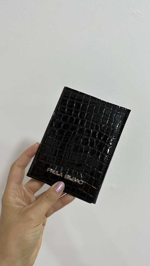 porta pasaporte negro croco charol