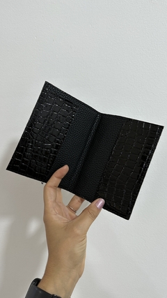 porta pasaporte negro croco charol - comprar online