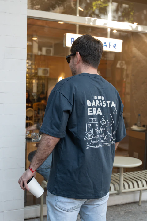 PRE VENTA Remera Roco in my barista era azul