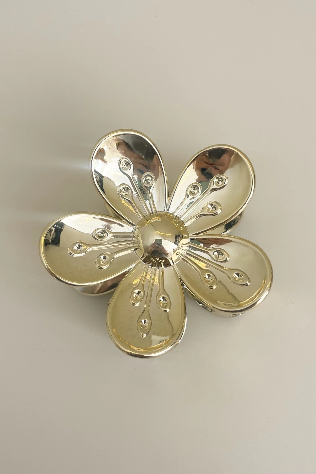 Presilha Flor de Plástico dourado