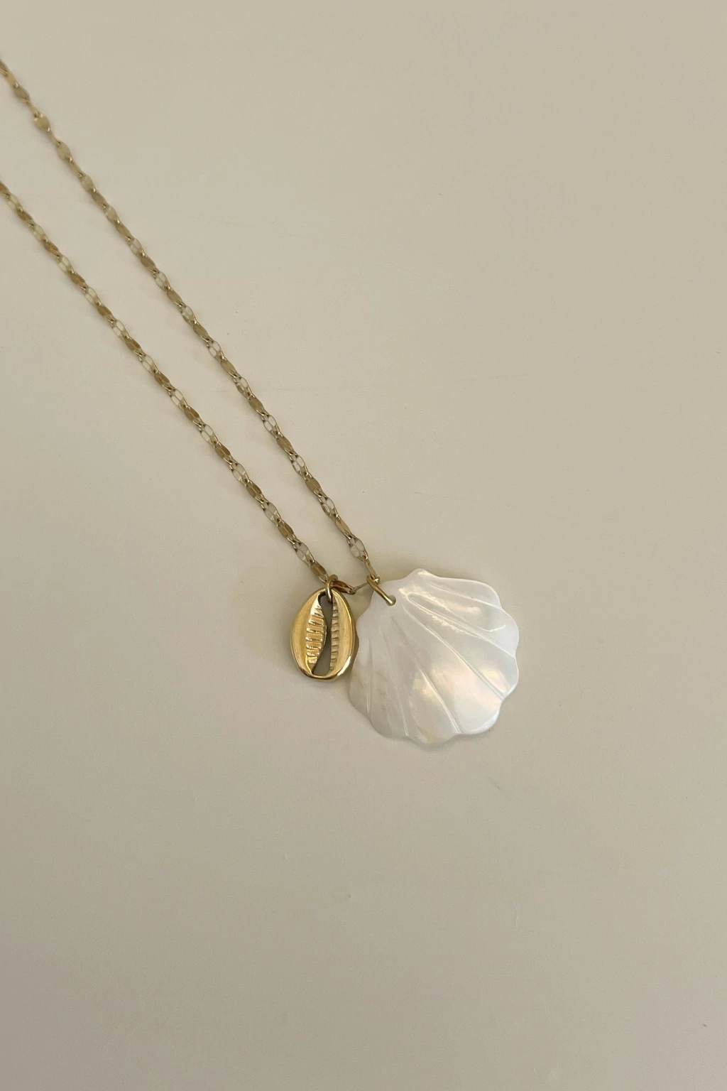 Colar Aura Búzios dourado - Semijoia