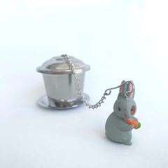 Cesta inox com pingente coelho