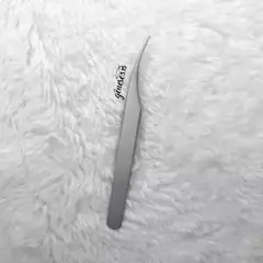 pinça para cilios twezeers modelo golfinho prata. na internet