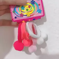 rabico de cabelo kit com 4 pompom com enfeite lacinhos de cabelo Elásticos Amarrador de Cabelo xuxinhas lindos - deisealinecosmeticosebeleza.com