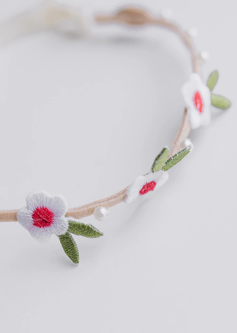 Tiara Florzinhas e Pérolas - Mili - Laços da Antonella