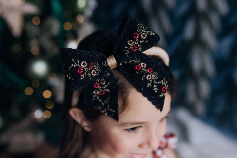 Arco Infantil Laço Preto e Flores Bordadas