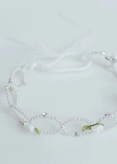 Tiara com Flores de Cetim e Pérolas Brancas - AnaLu