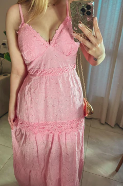 Vestido no lesie bordado em renda