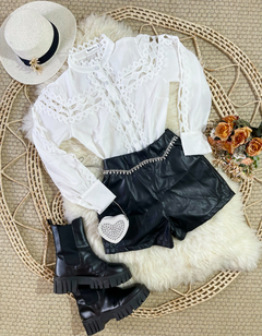 Short couro bordado