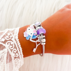PULSERA CON CHARMS ¨KITTY CUBIC VIOLETA¨ en internet