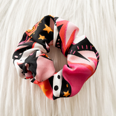 SCRUNCHIE - FUCSIA, NEGRO Y ESTRELLAS NARANJAS