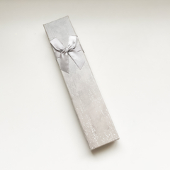 CAJA PARA PULSERAS Y COLLARES - ALARGADA XXL - GRIS - Anthea Accesorios