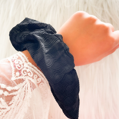 SCRUNCHIE - NEGRO ONDULADA