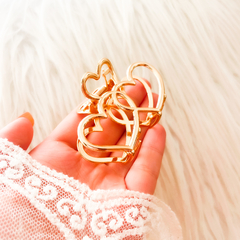 BROCHE DOBLE CORAZÓN CALADO - DORADO en internet